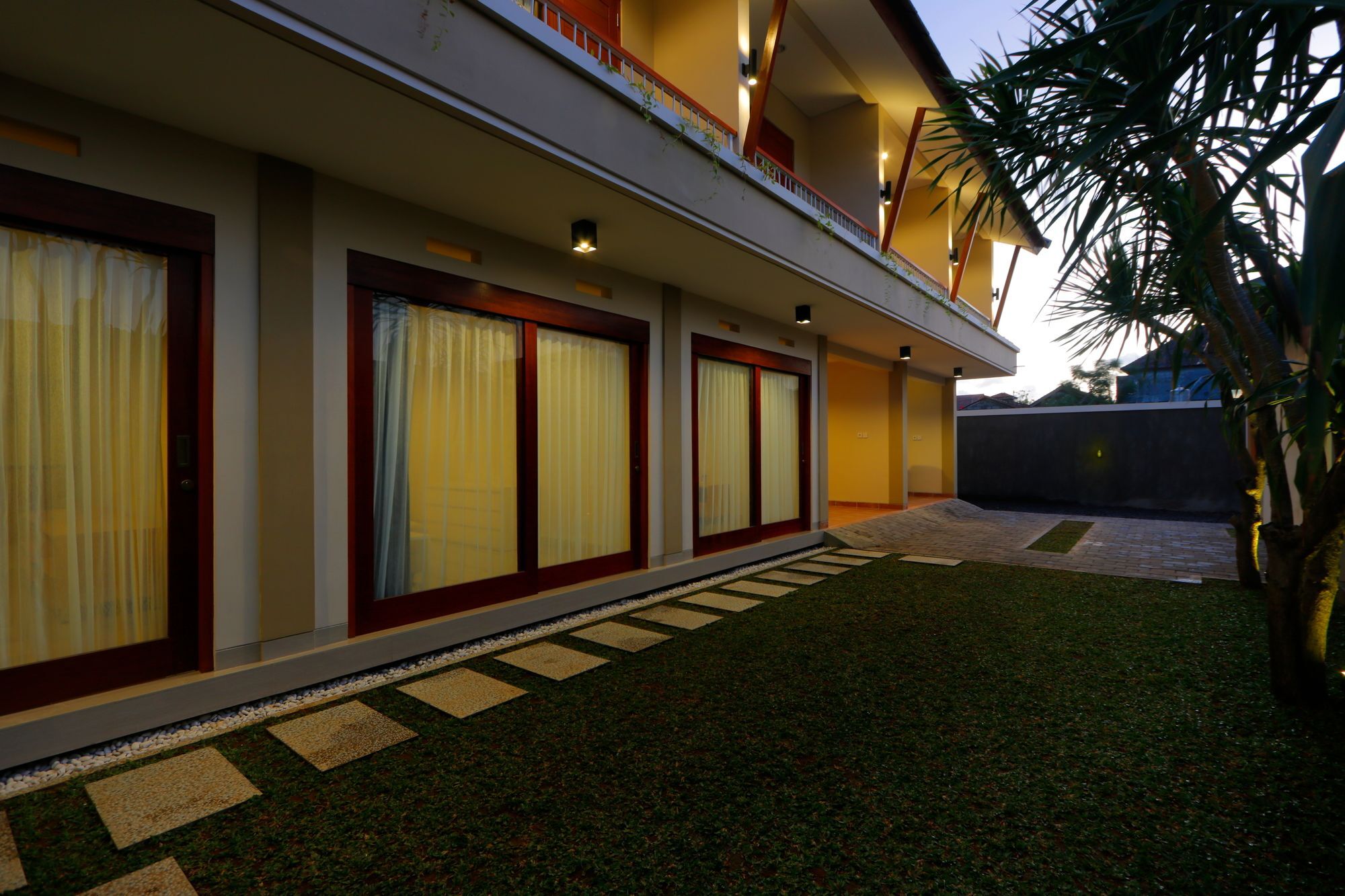 Iconic Bali Living Bed & Breakfast Denpasar  Ngoại thất bức ảnh